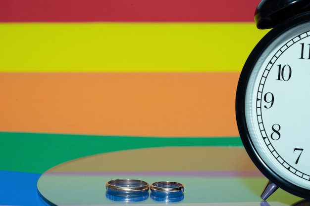 L'orologio sullo sfondo della bandiera arcobaleno, come simbolo di