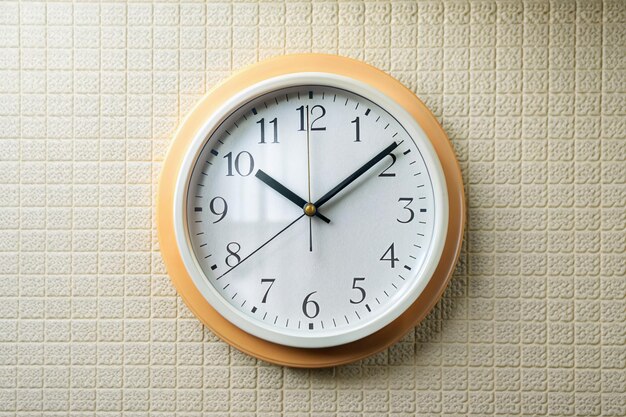 a clock that has the time as 4 00