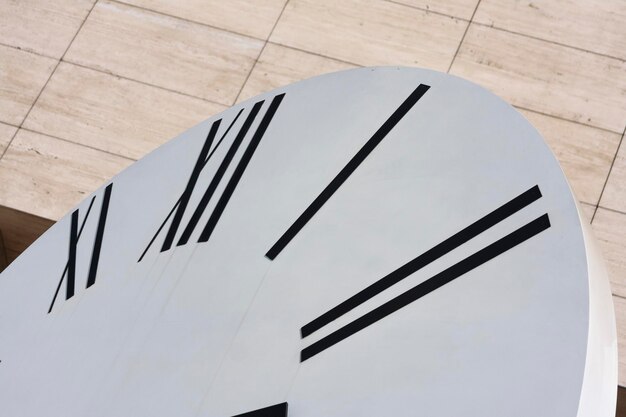 Фото Часы концепция времени часы с римскими цифрами на открытом воздухе