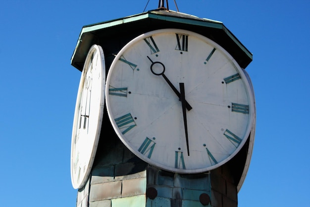 Foto torre dell'orologio a aker brygge a oslo norvegia