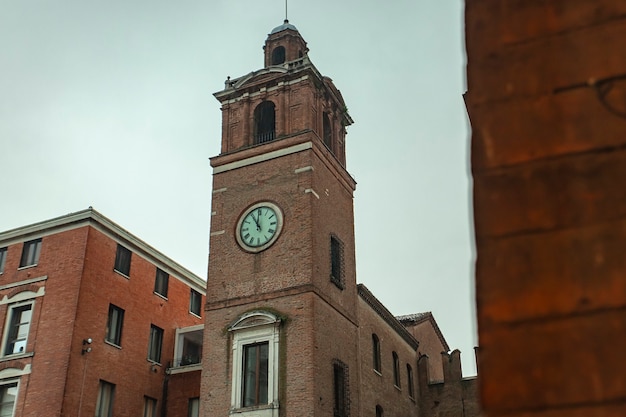 Деталь башни с часами в Ферраре в Италии в пасмурный день