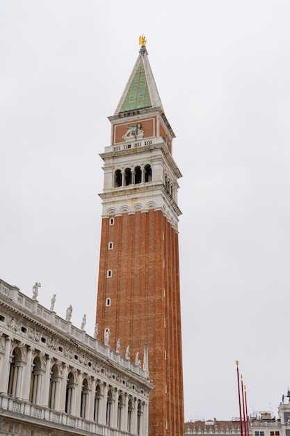 Foto clock tower in venetië op een bewolkte dag