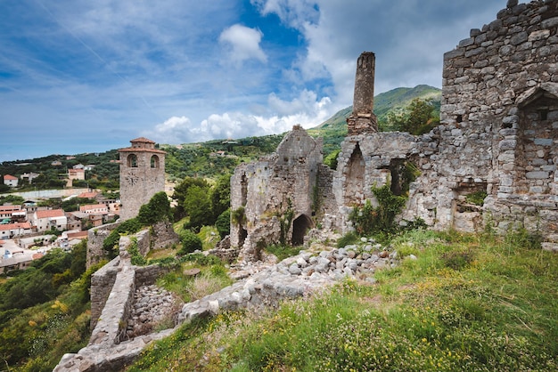 Часовая башня и руины старого бара Черногория