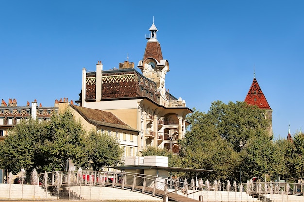 Photo clock tower of touristic information center and bridge at promenade in lausanne, switzerland