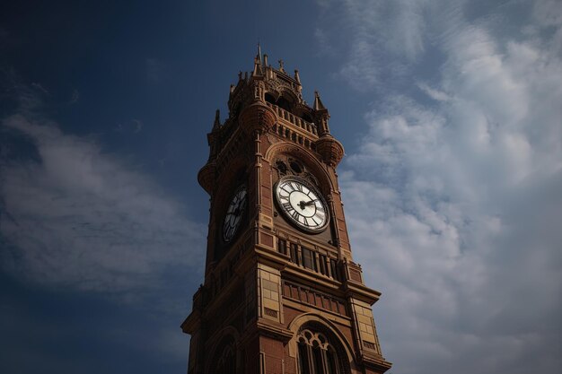 Photo a clock tower with the time of 12  00