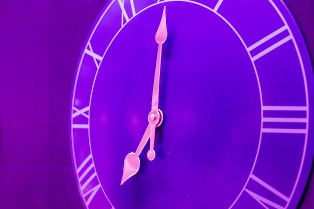Часы на стене Большие часы на фиолетовом фоне Римские цифры семь часовБольшая городская башня старинные настенные часы