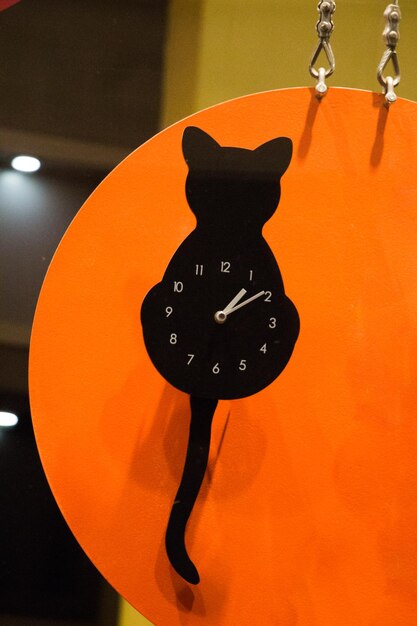 Foto orologio con uno sguardo di gatto nero