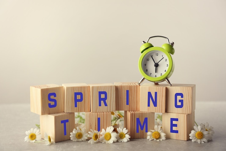फोटो clock wooden cubes with space for text and chamomile on grey background