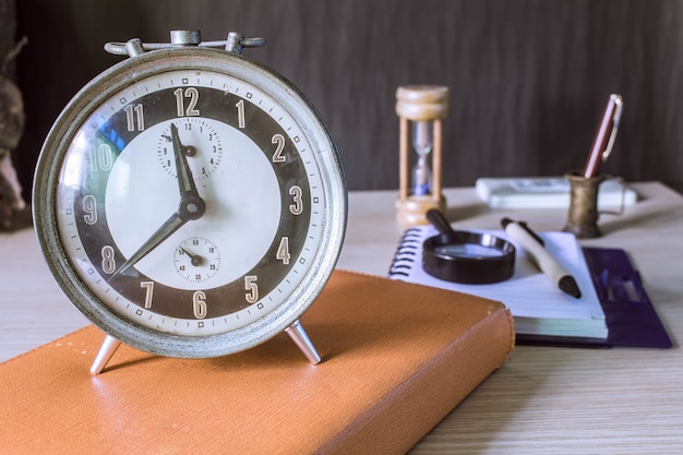 Foto orologi e vecchi libri