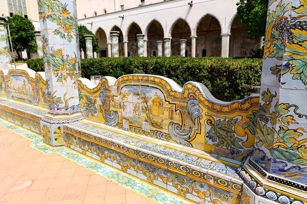 Foto giardino del chiostro del monastero di santa chiara a napoli italia