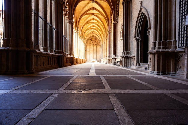 Photo the cloister of st mary's cathedral pamplona