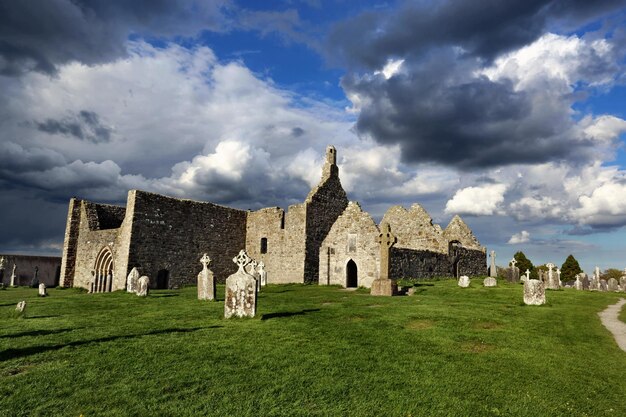 Photo the clonmacnoise monastery ruines situated in county offaly in ireland