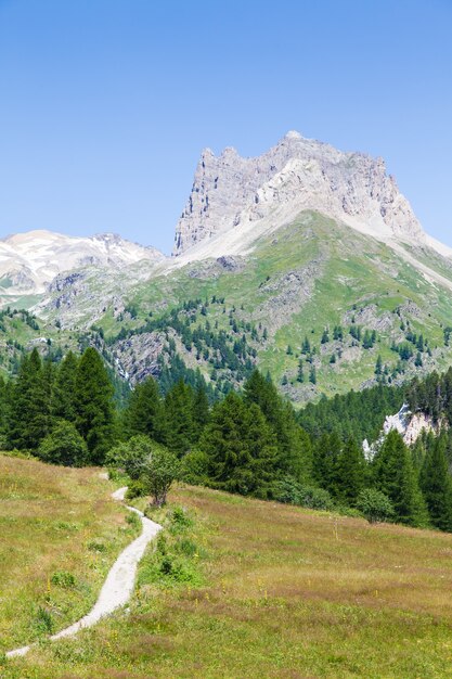 Vicino a bardonecchia, regione piemonte, italia. un panorama di montagna durante una giornata di sole nella stagione estiva.