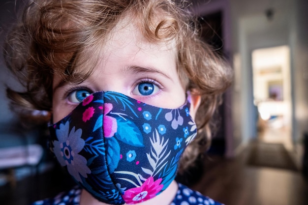 Foto close di una bella ragazza dagli occhi blu che indossa una maschera