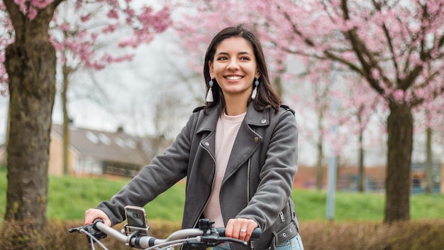 Photo close portrait of beautiful multiethnic turkish woman s riding a bike in the city street
