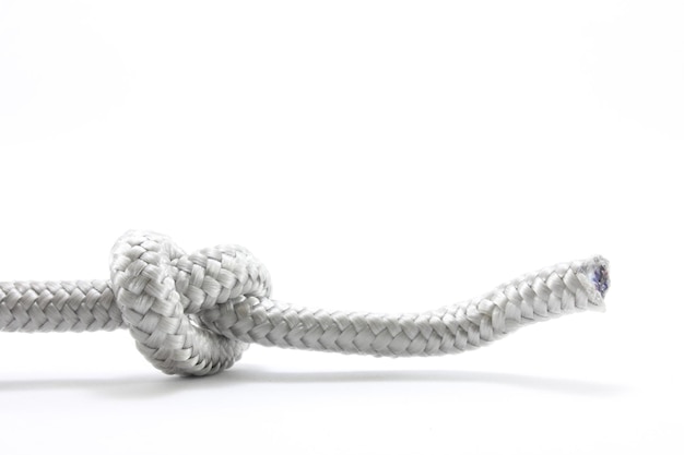 Foto chiusura di corda con nodo su sfondo bianco