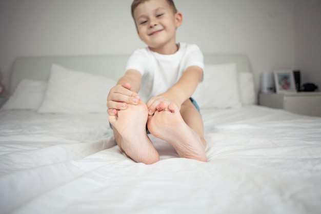 4歳の小さな男の子の足のクローズショット幸せな子供が彼の部屋で遊んでいます居心地の良い家