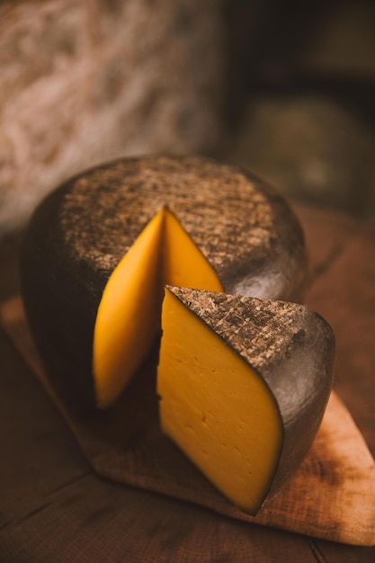 Photo close shot sliced cheese rustic