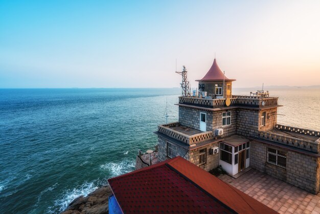 Close shot van Qingdao city kustlijn eiland vuurtoren