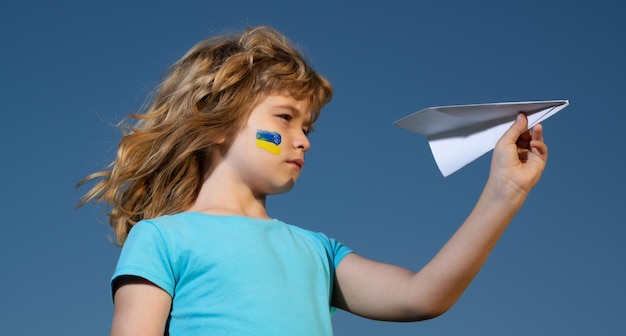 우크라이나 배너 위의 하늘을 닫으세요 우크라이나 아이들이 러시아 지정학에 항의하는 비행 금지 구역
