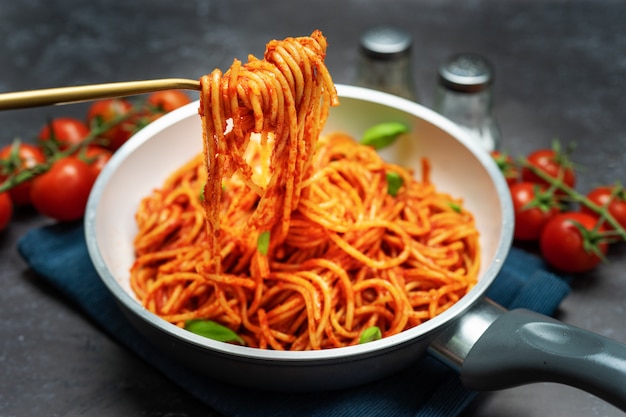 Закрыть вилку со спагетти в томатном соусе