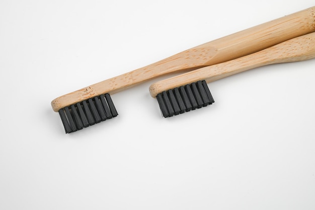 Фото Закройте уо из бамбуковой зубной щетки, изолированные на белом фоне