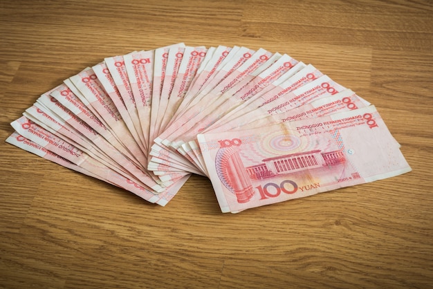 Foto close-up 100 yuan, chinees geld op houten achtergrond