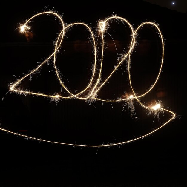 Foto close-up del 2020 che brucia di notte