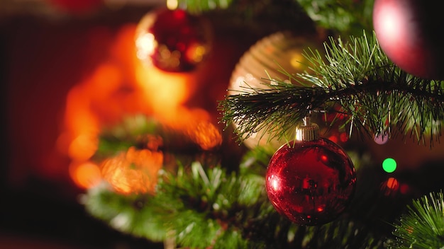 Close-up 4k-beeldmateriaal met Chrismtas-boom en open haard. Perfecte achtergrond voor nieuwjaars- of kerstadvent