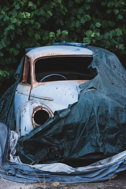 Photo close-up of abandoned car