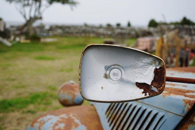 Photo close-up of abandoned car