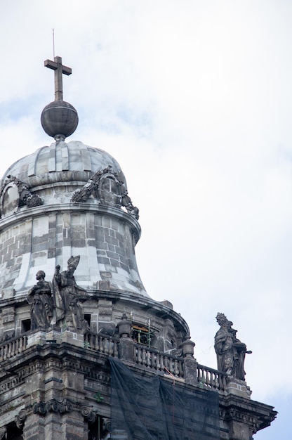 Vicino alla cattedrale abbandonata in riparazione nella città di città del messico