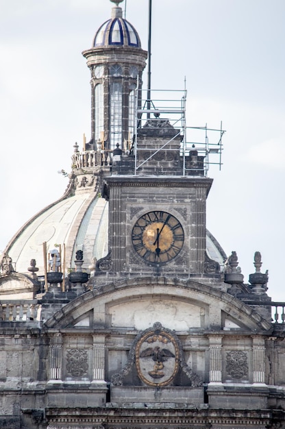 Vicino alla cattedrale abbandonata in riparazione nella città di città del messico