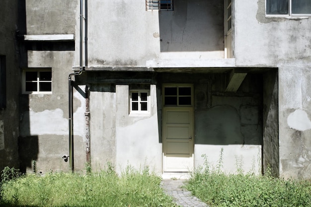 Foto close-up di una casa abbandonata