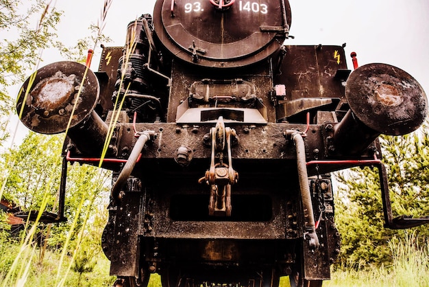 Photo close-up of abandoned train on field