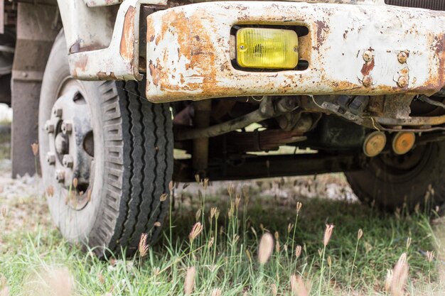 Photo close-up of abandoned truck on field