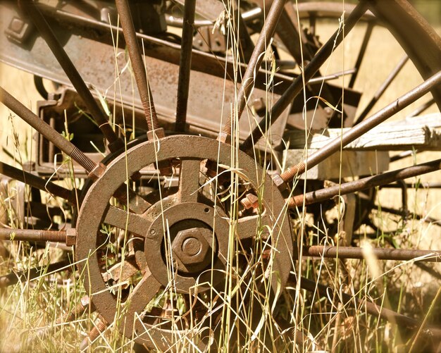 Photo close-up of abandoned wagon wheel on field