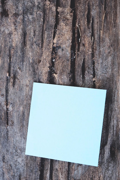 Photo close-up of adhesive notes on wood