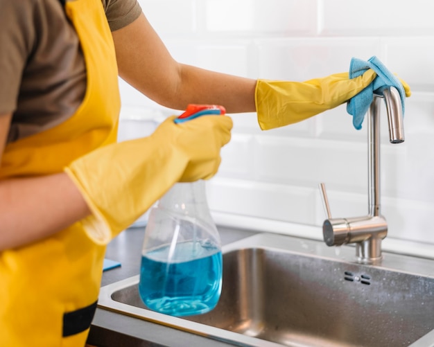 Foto rubinetto dell'acqua di pulizia per adulti del primo piano