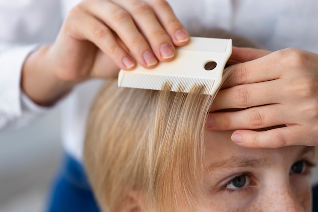 Photo close up adult helping boy with lices