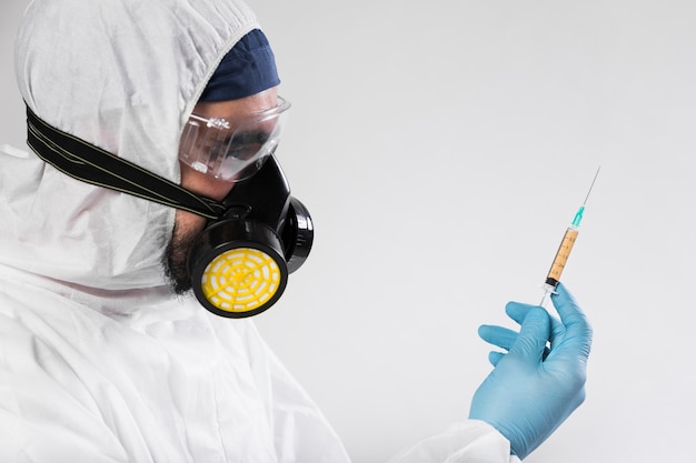 Photo close-up adult male holding medical syringe