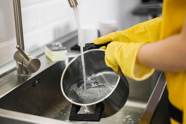 Photo close-up adult washing dishes