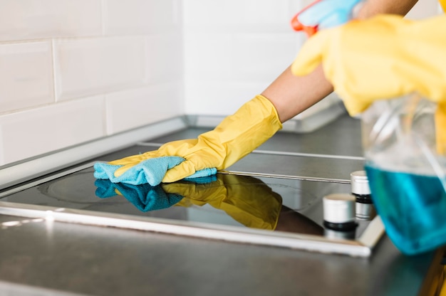 Photo close-up adult wearing rubber gloves