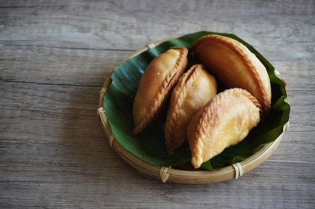 Foto close-up afbeelding van de traditionele maleisische snack karipap of curry puff