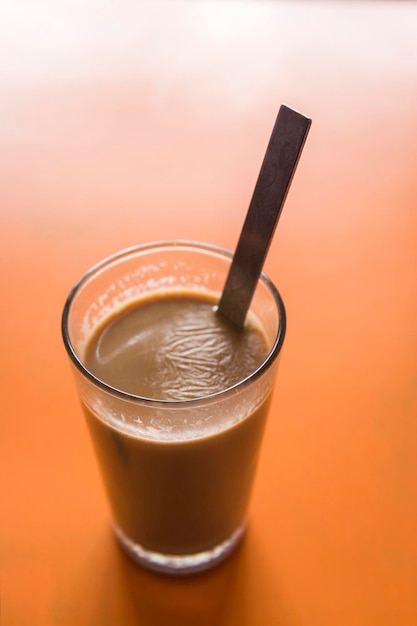 Close-up afbeelding van een glas India melk thee of chai in Hindi naam