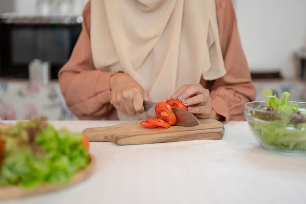 Close-up afbeelding van een moslimvrouw die in de keuken kookt Culinary leisure lifestyle