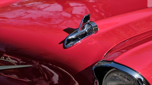 Close-up afbeelding van klassieke Chevrolet grille en motorruimte
