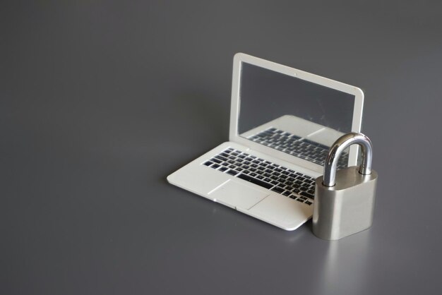 Foto close-up afbeelding van laptop en hangslot met kopieerruimte cyberbeveiligingsconcept