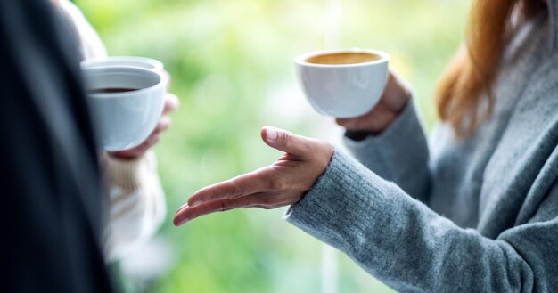 Foto close-up afbeelding van mensen die samen praten en koffie drinken