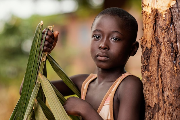 Foto close-up afrikaans kind met blad